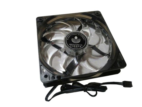 نمای نزدیک پره‌ها و LED فن GREEN ۱۲ ولت سایز ۱۲×۱۲ سانتی‌متر 💡 با طراحی کم‌صدا و باددهی مناسب 🌬️